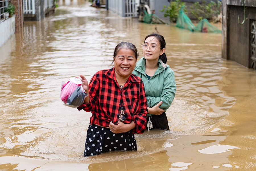 В числе наиболее пострадавших регионов&nbsp;&mdash; провинции Дананг и Биньдинь. На территории последней город Куинён практически полностью ушел под воду. Спасатели эвакуируют людей через крыши домов. Пострадал и урожай: затоплено более 7 тыс. гектаров рисовых полей, а сбор кофе, для сушки которого нужен солнечный свет, находится под угрозой. На фото&nbsp;&mdash; женщины пересекают затопленную улицу в деревне