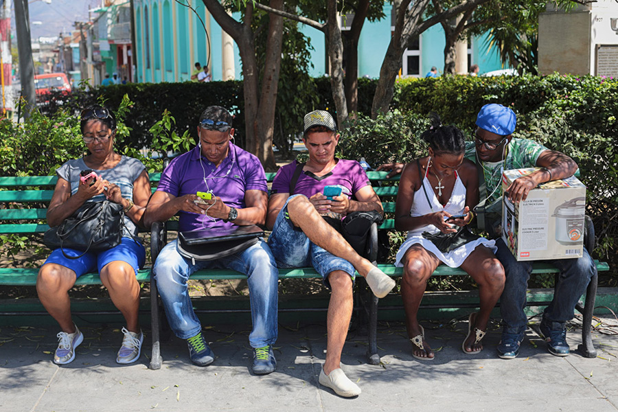 Если житель Кубы не может купить карточку или заплатить за интернет в интернет-кафе, раз в неделю он имеет право бесплатно воспользоваться Сетью в представительстве США (SINA). Также два часа в неделю бесплатного доступа в интернет предоставляют посольства Нидерландов, Швеции, Польши и Чешской Республики.
