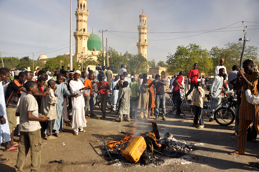 28 ноября 2014 года, Нигерия, пятничная молитва в&nbsp;мечети города Кано

28 ноября 2014 года не&nbsp;менее 120 человек погибли, еще 270 получили ранения в&nbsp;результате&nbsp;теракта в&nbsp;центральной мечети в&nbsp;нигерийском городе Кано. Три смертника взорвали себя возле&nbsp;здания мечети, после&nbsp;чего несколько вооруженных человек&nbsp;открыли огонь по&nbsp;собравшимся на&nbsp;пятничную молитву верующим.

