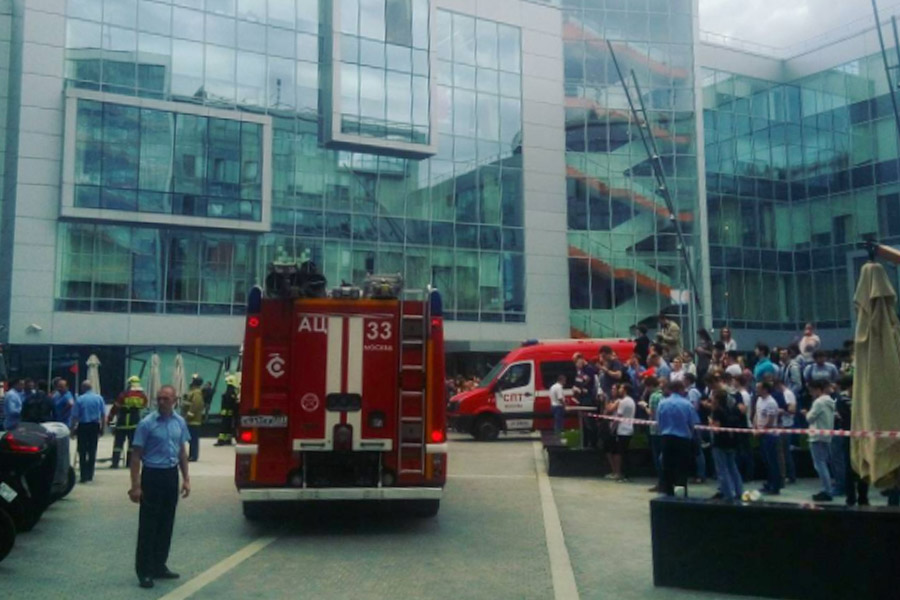Пожарные у штаб-квартиры компании &laquo;Яндекс&raquo;. 5 июля 2017 года
