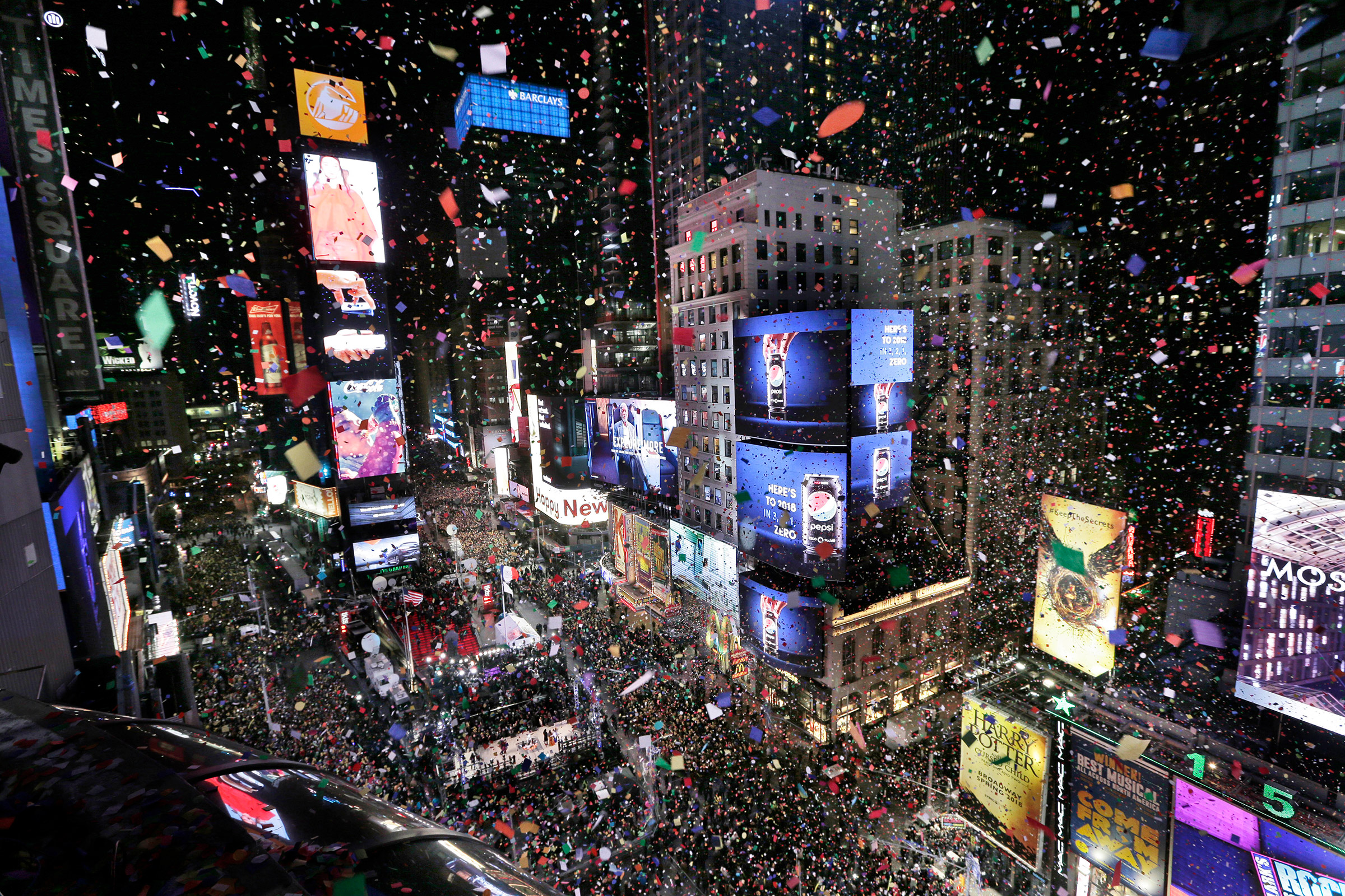 США.&nbsp;Снег из конфетти в полночь на Таймс-сквер в Нью-Йорке