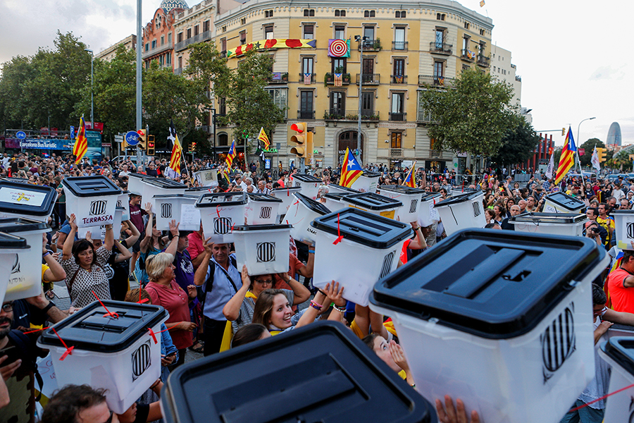Демонстрация в честь первой годовщины референдума о независимости Каталонии переросла в столкновения с полицией. Протестующие принесли с собой урны для голосования, которые 1 октября 2017 года по решению суда изымали сотрудники национальной полиции и гражданской гвардии Испании
