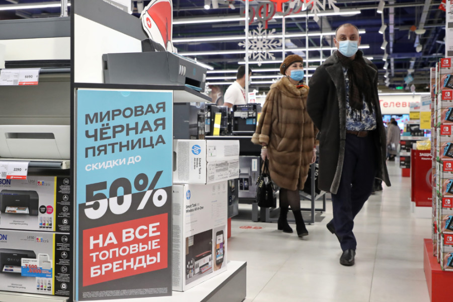 Покупатели в торговом центре &laquo;Европолис&raquo;, Москва
