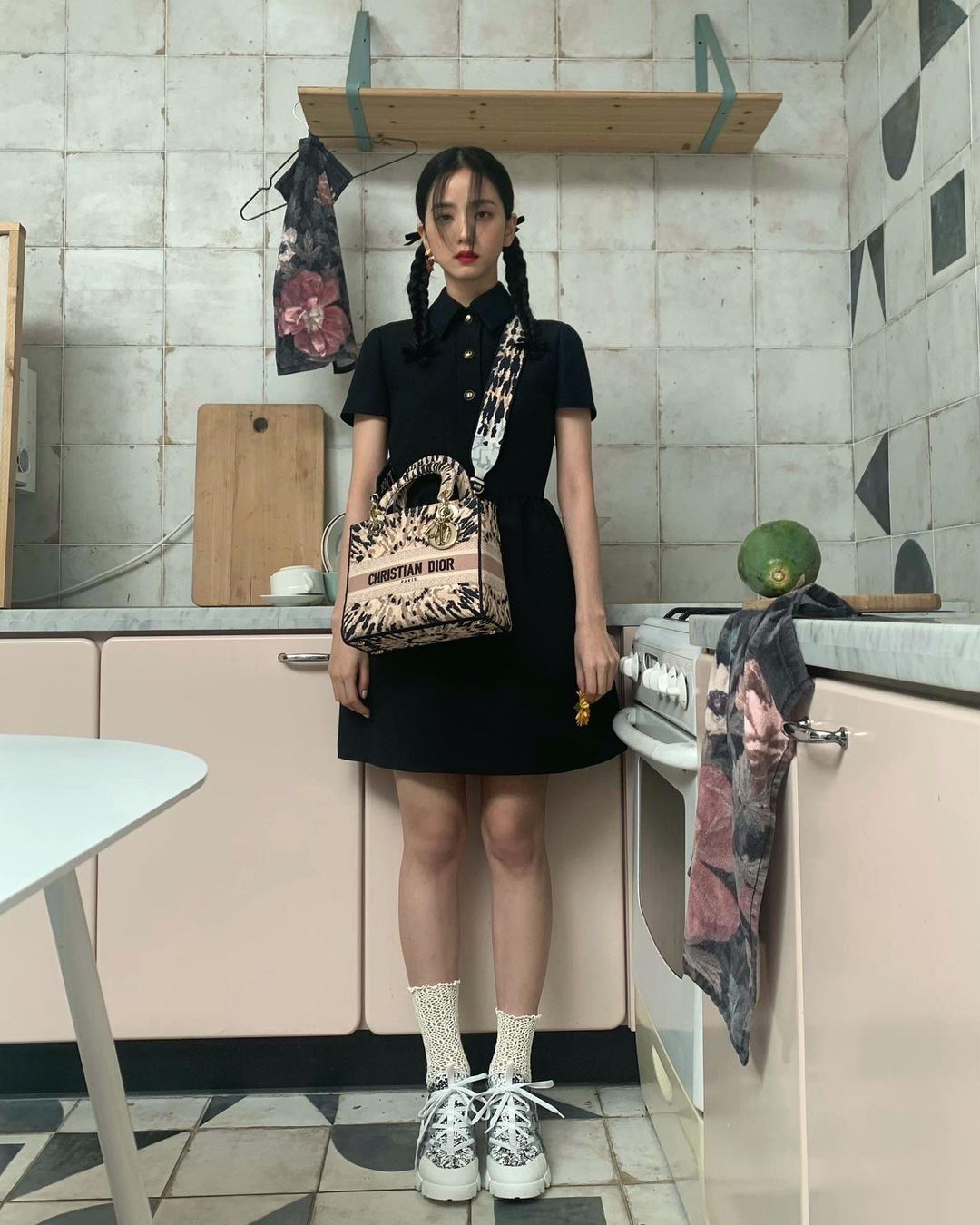 Участница Blackpink Джису с сумкой Dior, ноябрь 2020