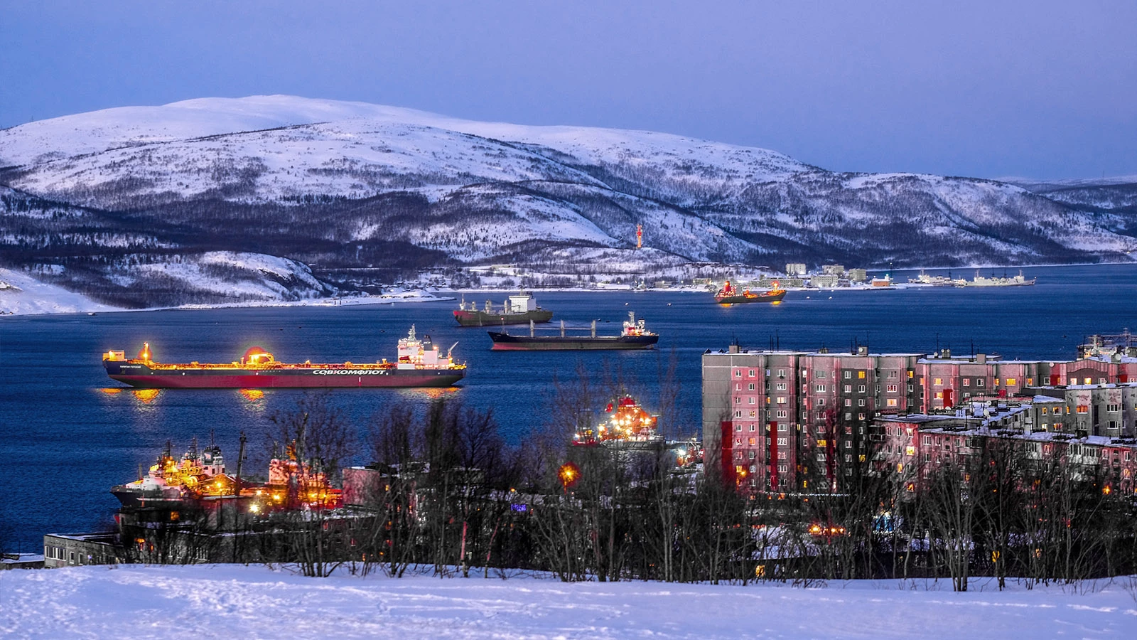 <p>Незамерзающий морской порт в Мурманске зимой</p>