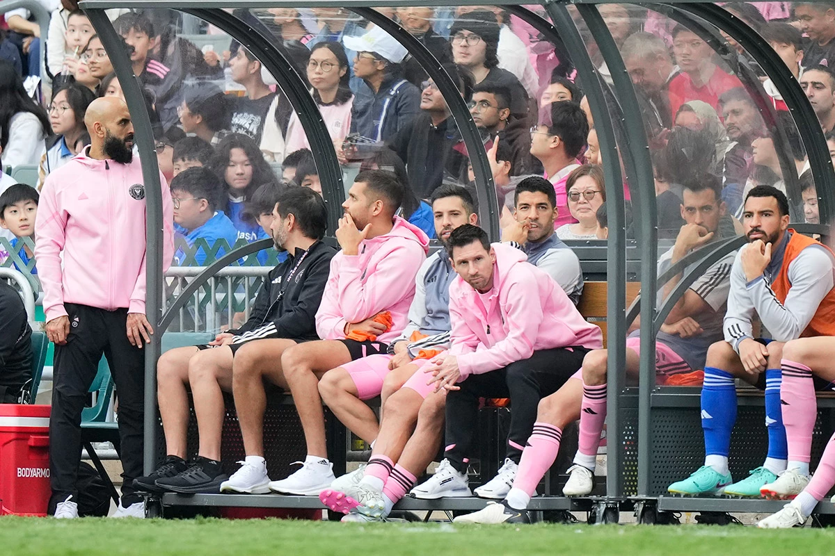 <p>Месси на скамейке запасных&nbsp;&laquo;Интер Майми&raquo; во время игры против сборной Гонконга&nbsp;</p>