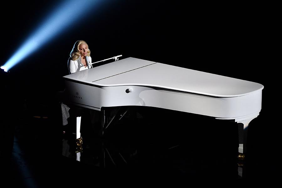 Леди Гага во время выступления, 2016 год
