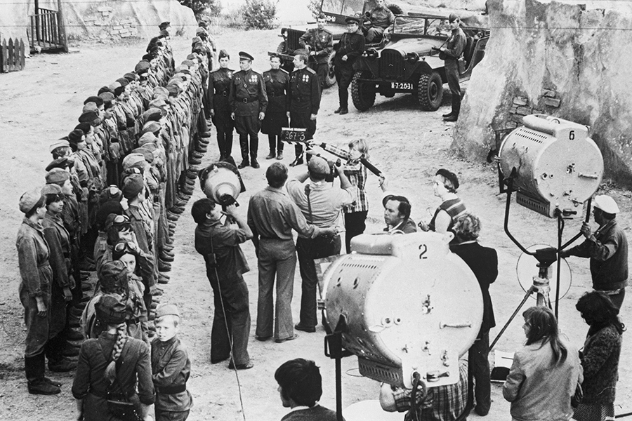 В 1981 году одна из летчиц полка — Евгения Жигуленко — сняла о своих однополчанах фильм «В небе «Ночные ведьмы» (на фото — кадр со съемок на киностудии им. Горького). Чтобы снять фильм и увековечить память тех, с кем она сражалась и кто погиб на войне, Жигуленко поступила во ВГИК в возрасте 56 лет.