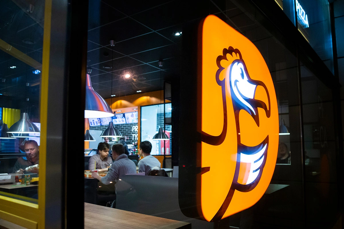 Еще более показателен кейс «Додо Пиццы»: с 2011-го началась разработка собственной платформы Dodo IS с контролем производства, запасов и загрузкой персонала, затем произошло внедрение алгоритмов прогнозирования спроса и даже «генератора вкусов»