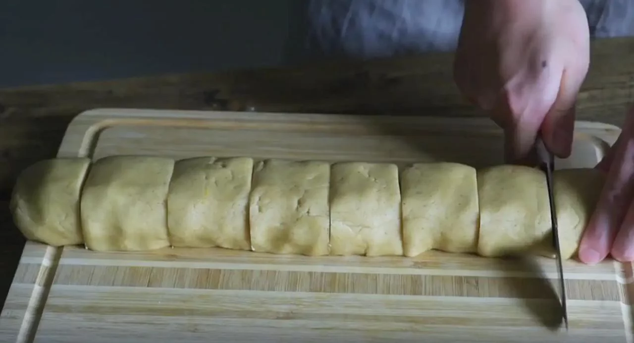 Нарежьте рулет на кусочки