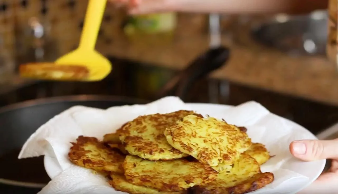 Выложите драники на салфетку, чтобы убрать масло