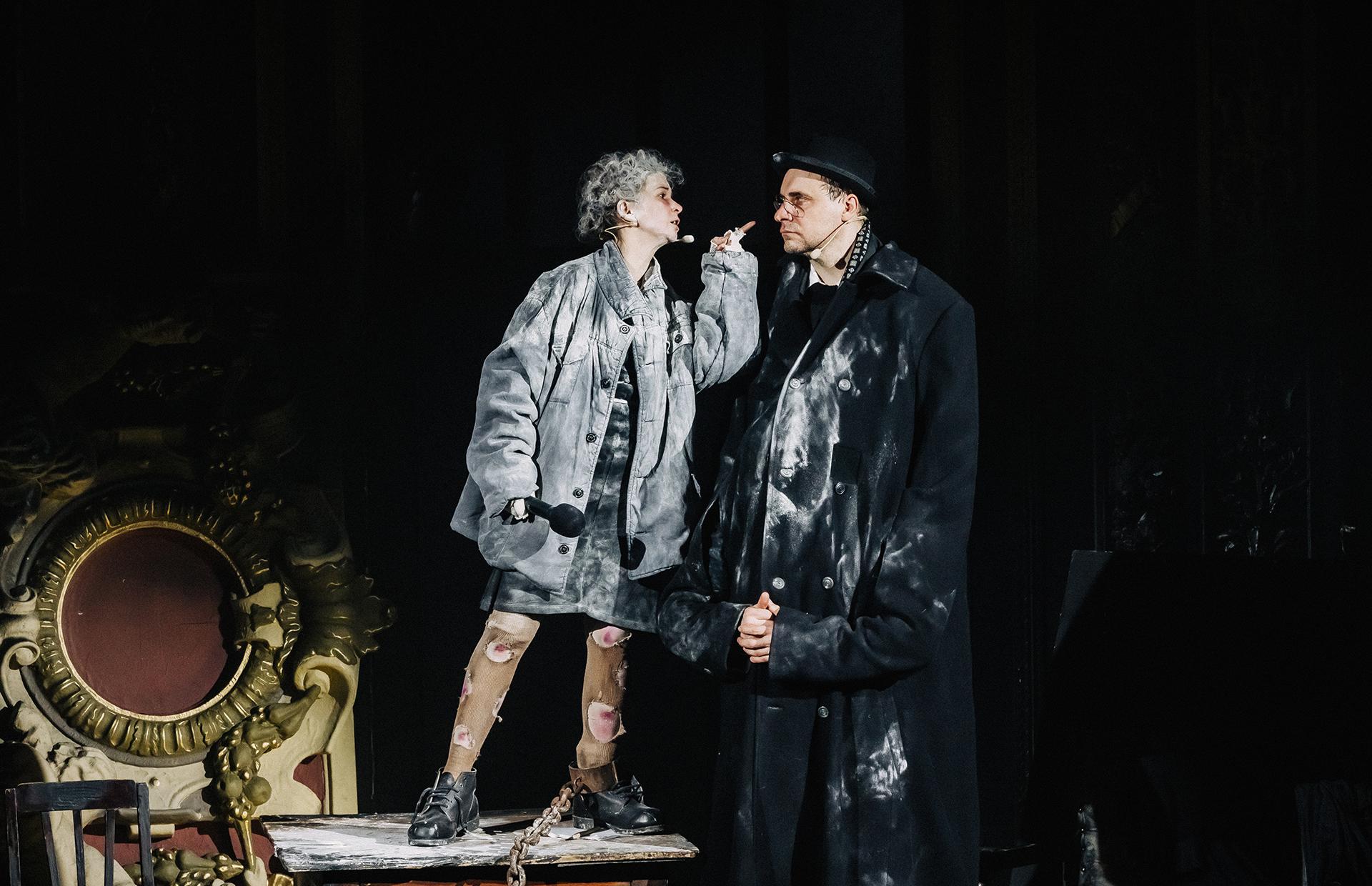 Мария Смольникова и Евгений Цыганов в спектакле «Всё тут»