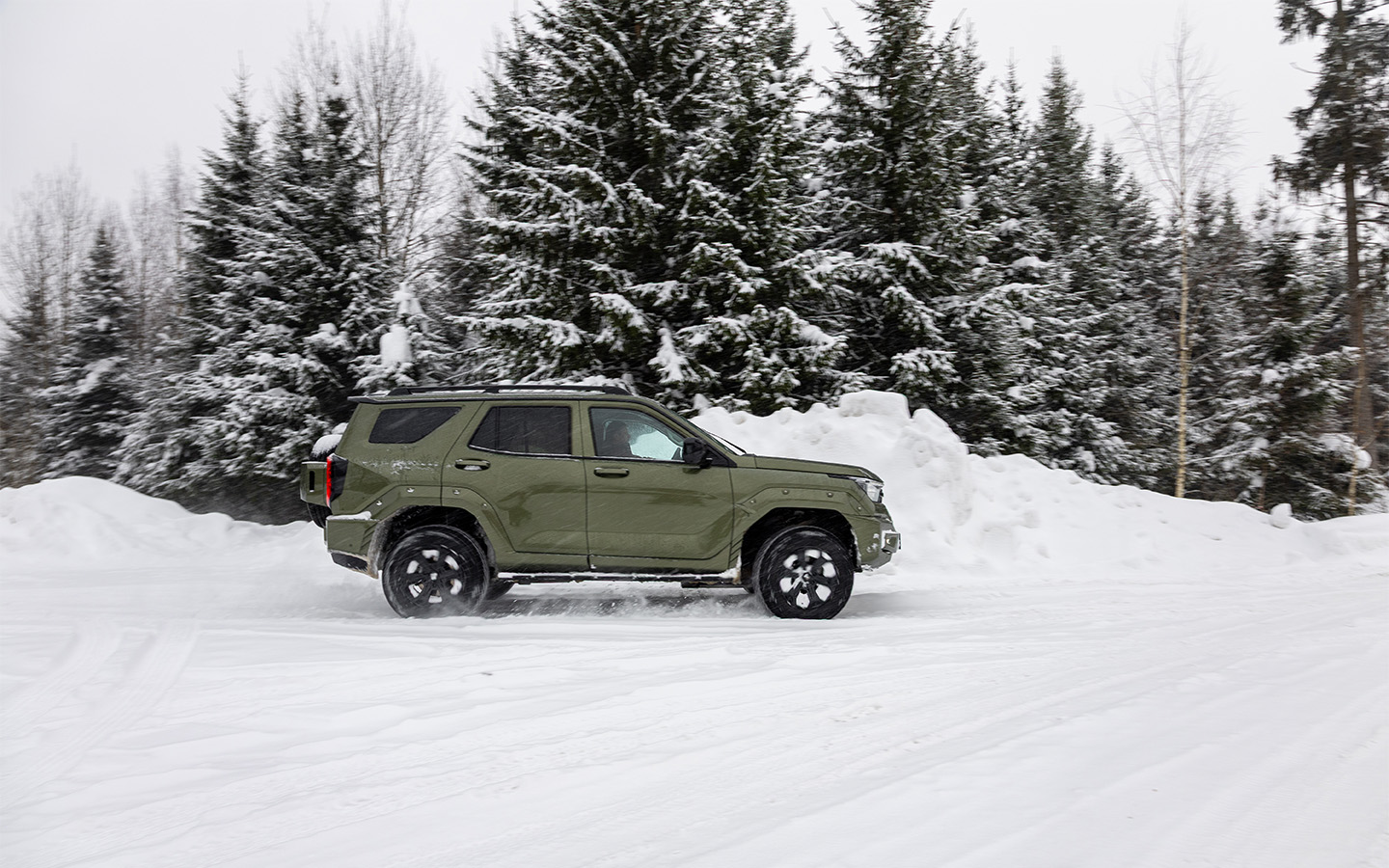 Боковые подножки на Tank 400&nbsp;&mdash; необходимость, но, в отличие от Tank 500, они не складываются