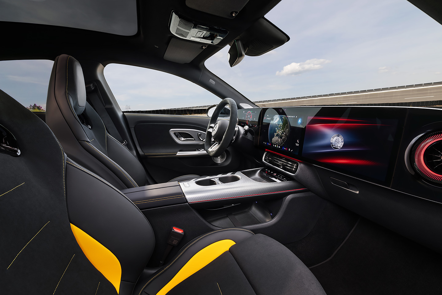 В салоне у Mercedes-AMG CLA 45&nbsp;&mdash; сиденья-ковши, специальная отделка и руль AMG. В остальном&nbsp;же все как в обычном CLA