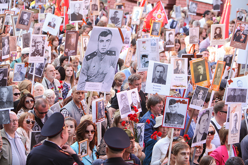 Участники акции памяти &laquo;Бессмертный полк&raquo; с фотопортретами фронтовиков в Москве.