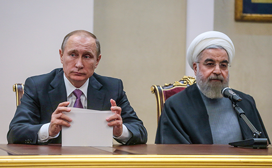 Президент РФ Владимир Путин и президент Ирана Хасан Рухани (слева направо) во время совместной пресс-конференции по итогам российско-иранских переговоров