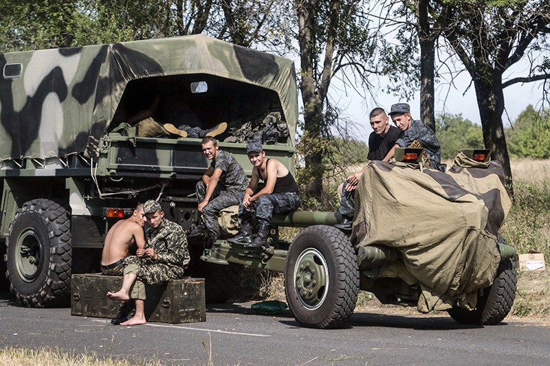 Украинские солдаты в ожидании наступления. В среду стало известно, что ополченцам удалось взять под контроль Новоазовск, расположенный всего в 40 км от Мариуполя.