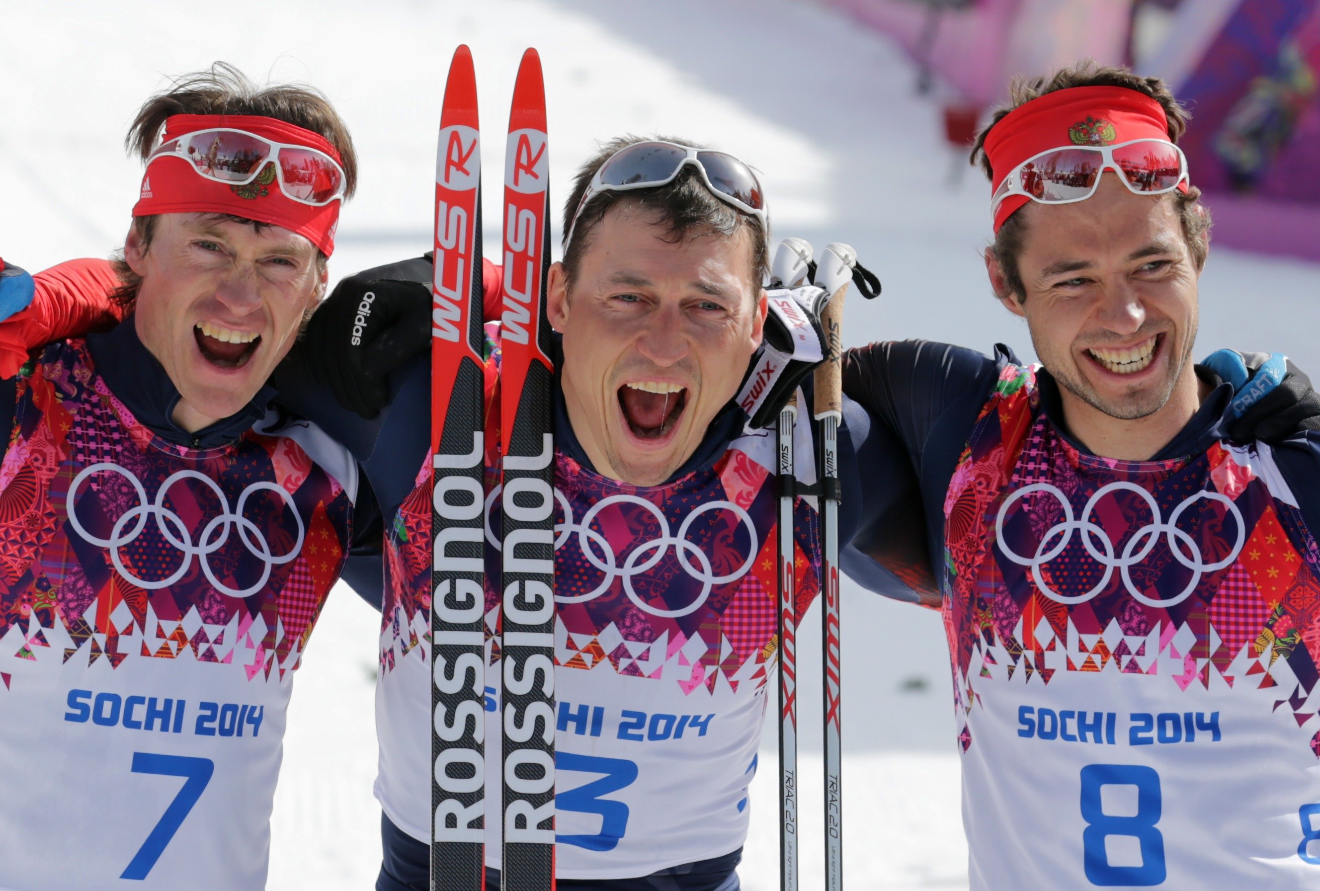 Российские лыжники Максим Вылегжанин, Александр Легков и Илья Черноусов (слева направо), выигравшие на дистанции 50 км на Олимпиаде-2014 в Сочи соответственно серебро, золото и бронзу