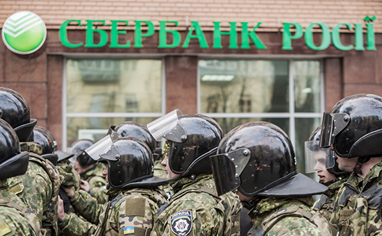 Меры безопасности у отделения Сбербанка в Киеве


