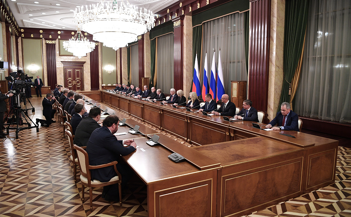 Владимир Путин проводит встречу с членами правительства РФ