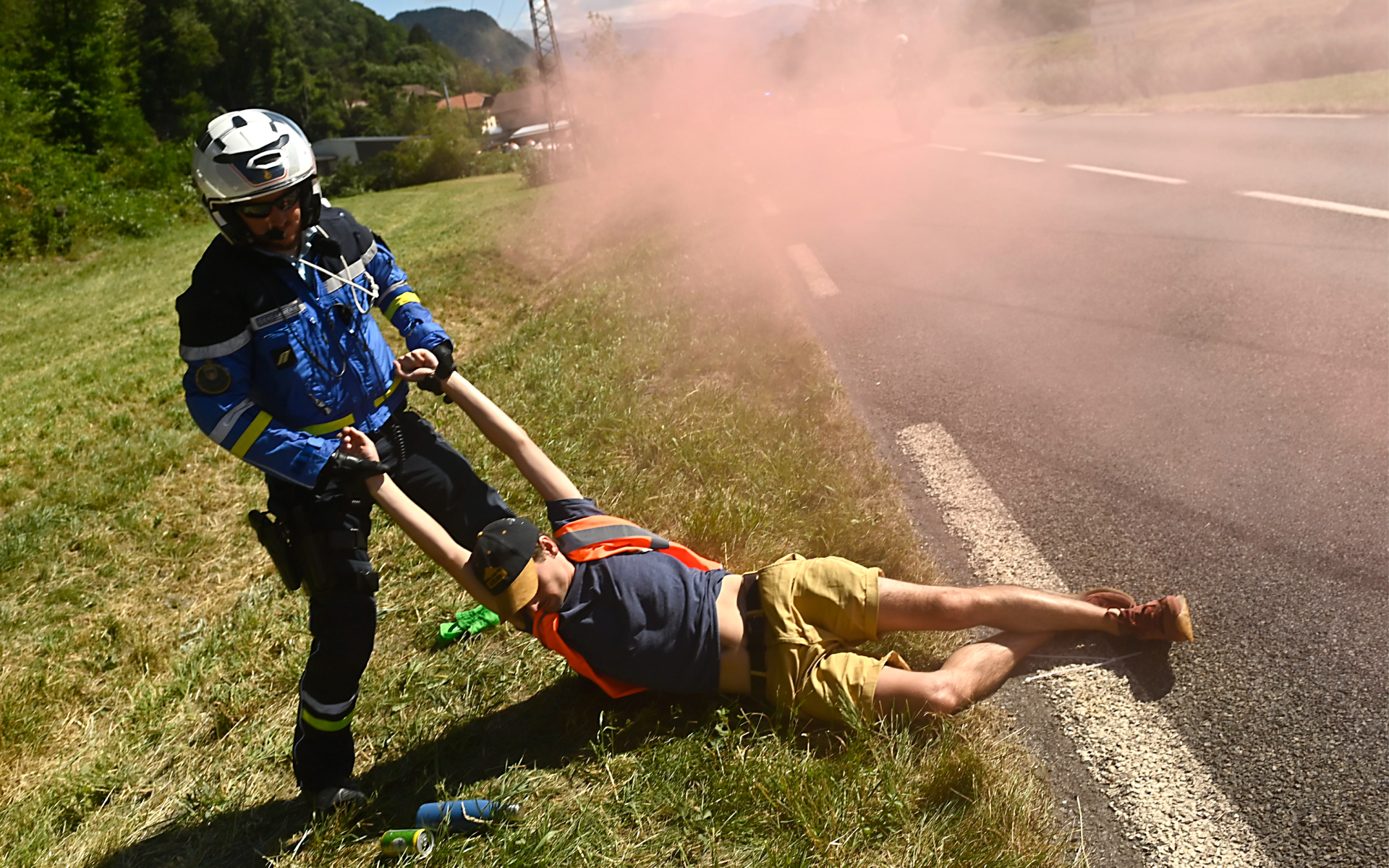 Экоактивисты с дымовыми шашками прервали этап «Тур де Франс»