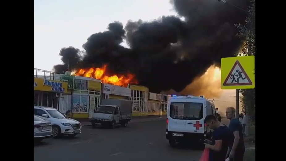 Пожар почти полностью уничтожил здание рынка в городе Волжский