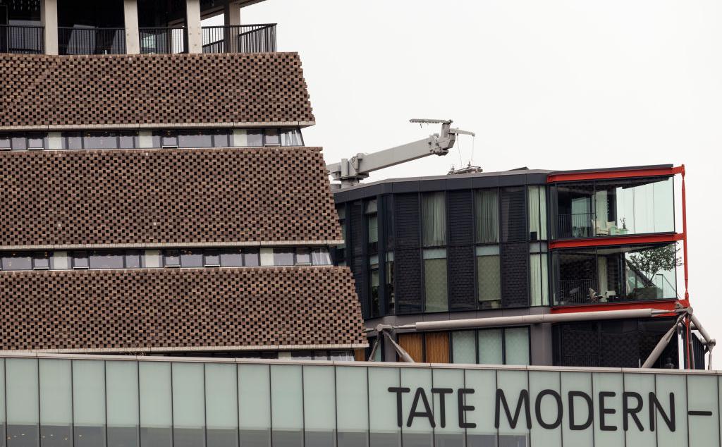 Слева &mdash; балкон галереи Tate Modern, справа &mdash; окна жилого дома люкс-класса