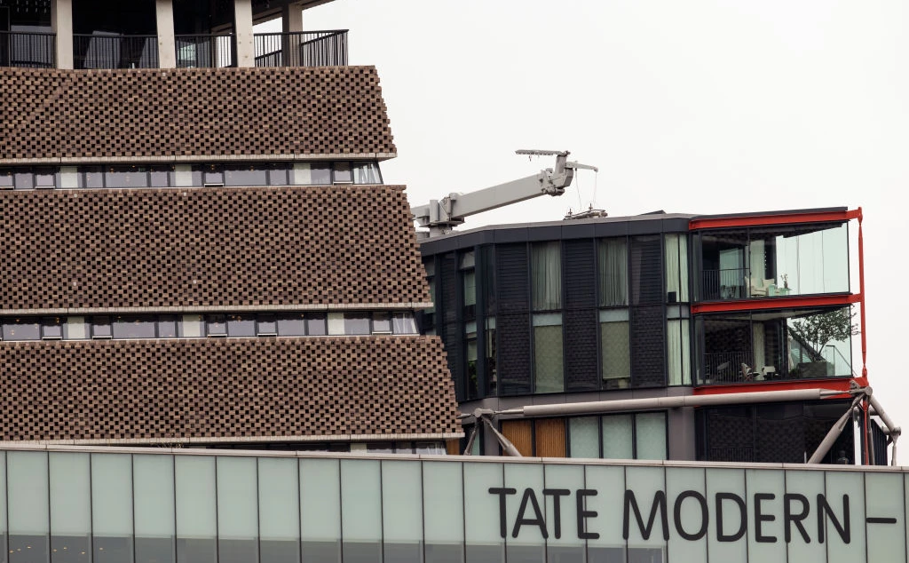Слева — балкон галереи Tate Modern, справа — окна жилого дома люкс-класса
