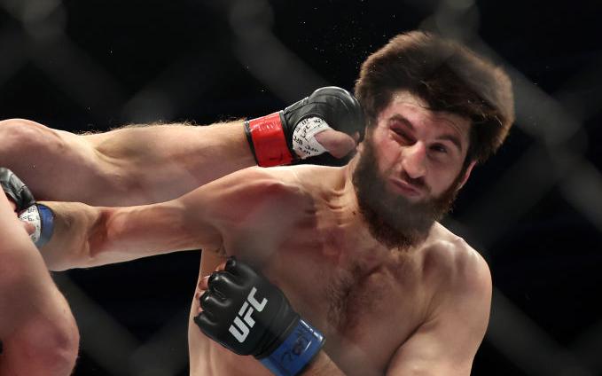 Бой россиянина в UFC признали несостоявшимся из-за запрещенного удара