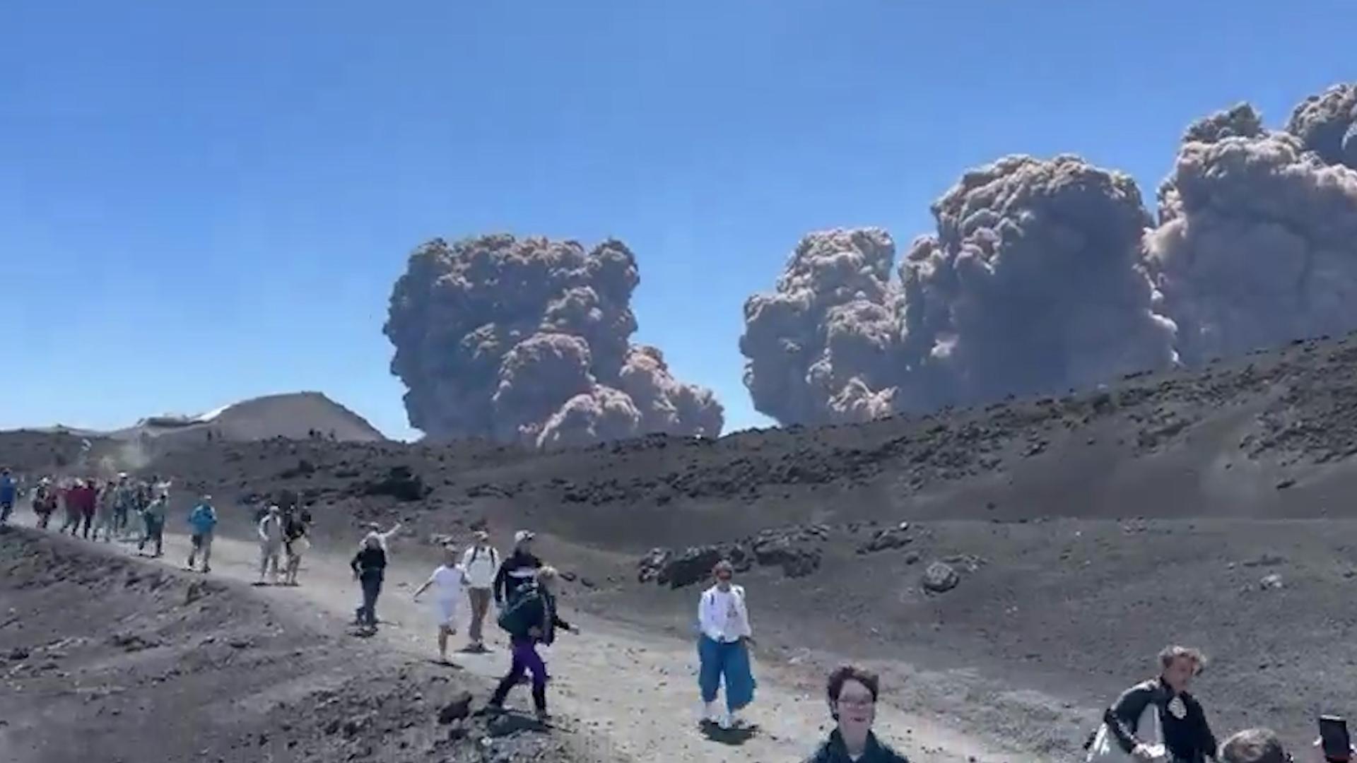 Вулкан Этна выбросил облако дыма и пепла. Видео