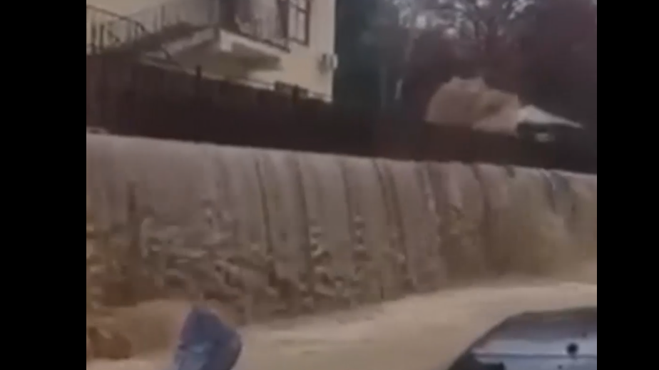 Последствия сильного ночного ливня в Сочи. Видео