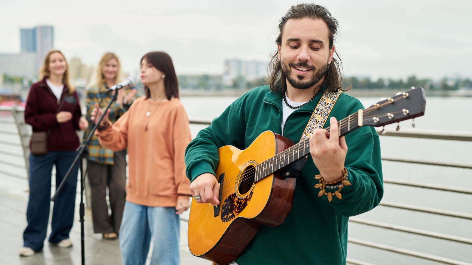 В начале октября в честь Дня музыки проходят фестивали, концерты с участием ведущих исполнителей, конкурсы, лекции и мастер-классы