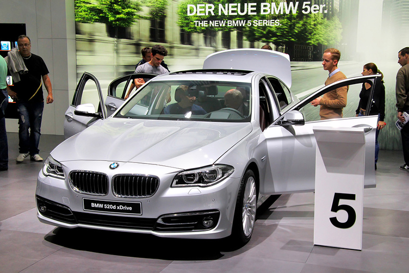 BMW 520

Это авто управделами согласно&nbsp;реестру федерального имущества закупало с&nbsp;перерывами&nbsp;&mdash;&nbsp;часть в&nbsp;2012-м, часть в&nbsp;2015 году, примерно по&nbsp;1,5 млн и&nbsp;2 млн&nbsp;руб. за&nbsp;одну машину соответственно. Считается, что&nbsp;на&nbsp;&laquo;пятерках&raquo; ездят чиновники не&nbsp;с&nbsp;самым высоким статусом
