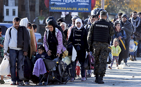Мигранты ожидают регистрации в лагере на территории Сербии