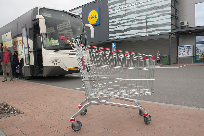 Туристический автобус возле одного из гипермаркетов Лаппеенранты