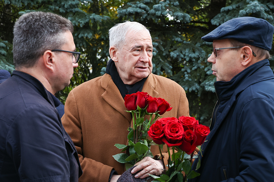 Журналист Николай Долгополов (в центре)