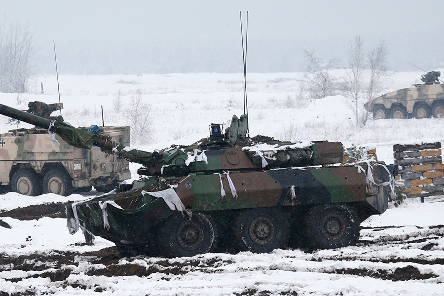 На фото: французские танки AMX 10 RC (на первом плане) и немецкие БТР Boxer занимают позиции во время немецко-французских учений Feldberg 2013 на военном полигоне Оберлаузиц, Германия, 19 марта 2013 года.

Франция пообещала поставить Украине танки AMX-10. От традиционного танка их отличает то, что они не гусеничные, а колесные. Машина&nbsp;зарекомендовала себя как прикрытие для наступающей пехоты с пушкой калибра 105&nbsp;мм