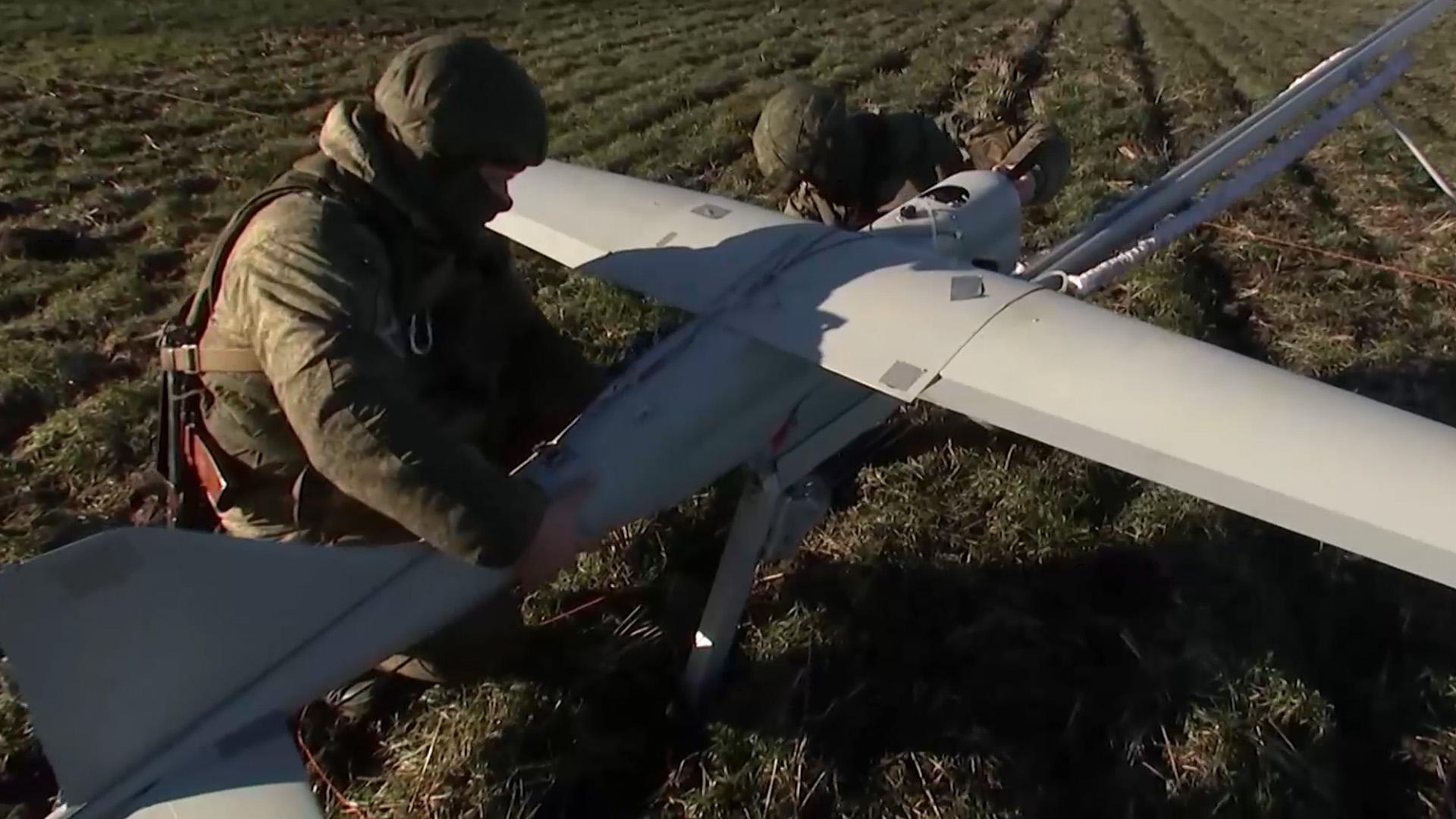 Минобороны показало кадры работы дронов Орлан-10 в зоне спецоперации