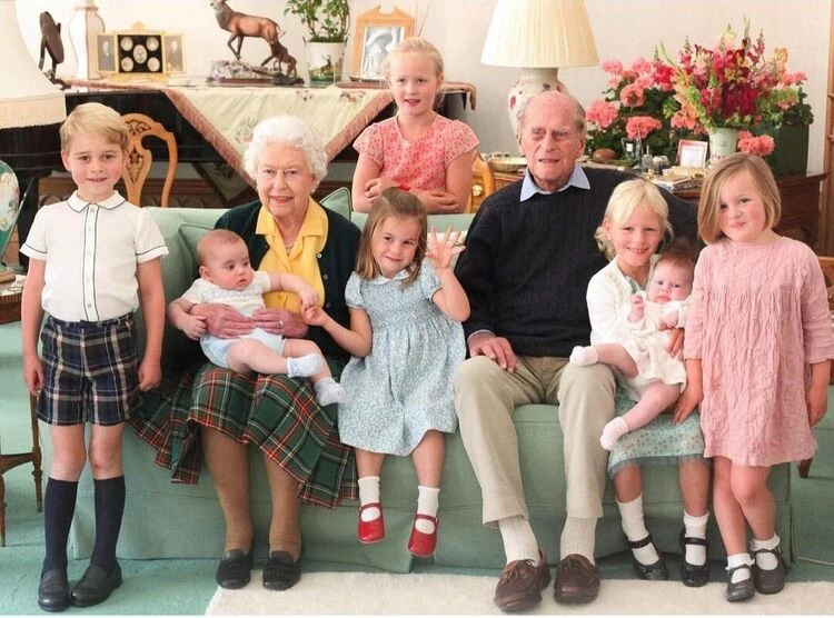 Слева направо: принц Джордж, Елизавета II, принц Луи, Саванна Филлипс, принцесса Шарлотта, принц Филипп, Айла Филлипс, Лена Тиндалл, Миа Тиндалл