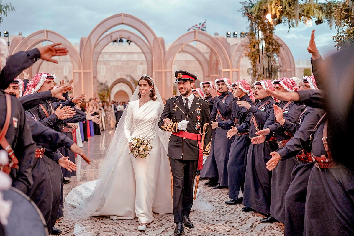 <p>Принцесса Раджва и принц Хуссейн выходят из дворца Захран после регистрации брака и направляются к автомобилю, чтобы проехаться по улицам Аммана и поприветствовать подданных</p>