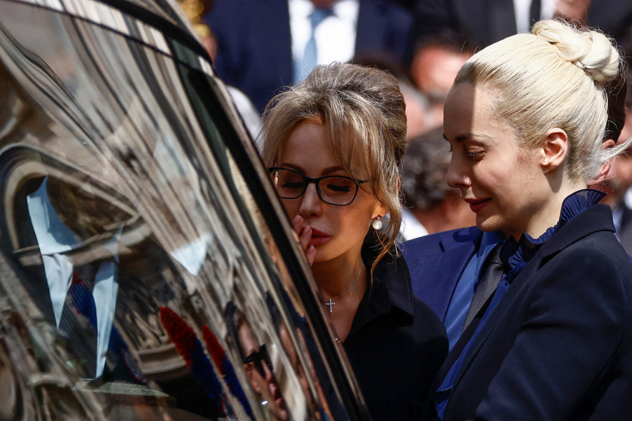 Слева направо: дочь Берлускони Марина и его вдова Марта Фашина