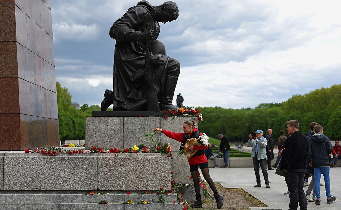 Возложение цветов к мемориалу советским воинам в Трептов-парке в Берлине