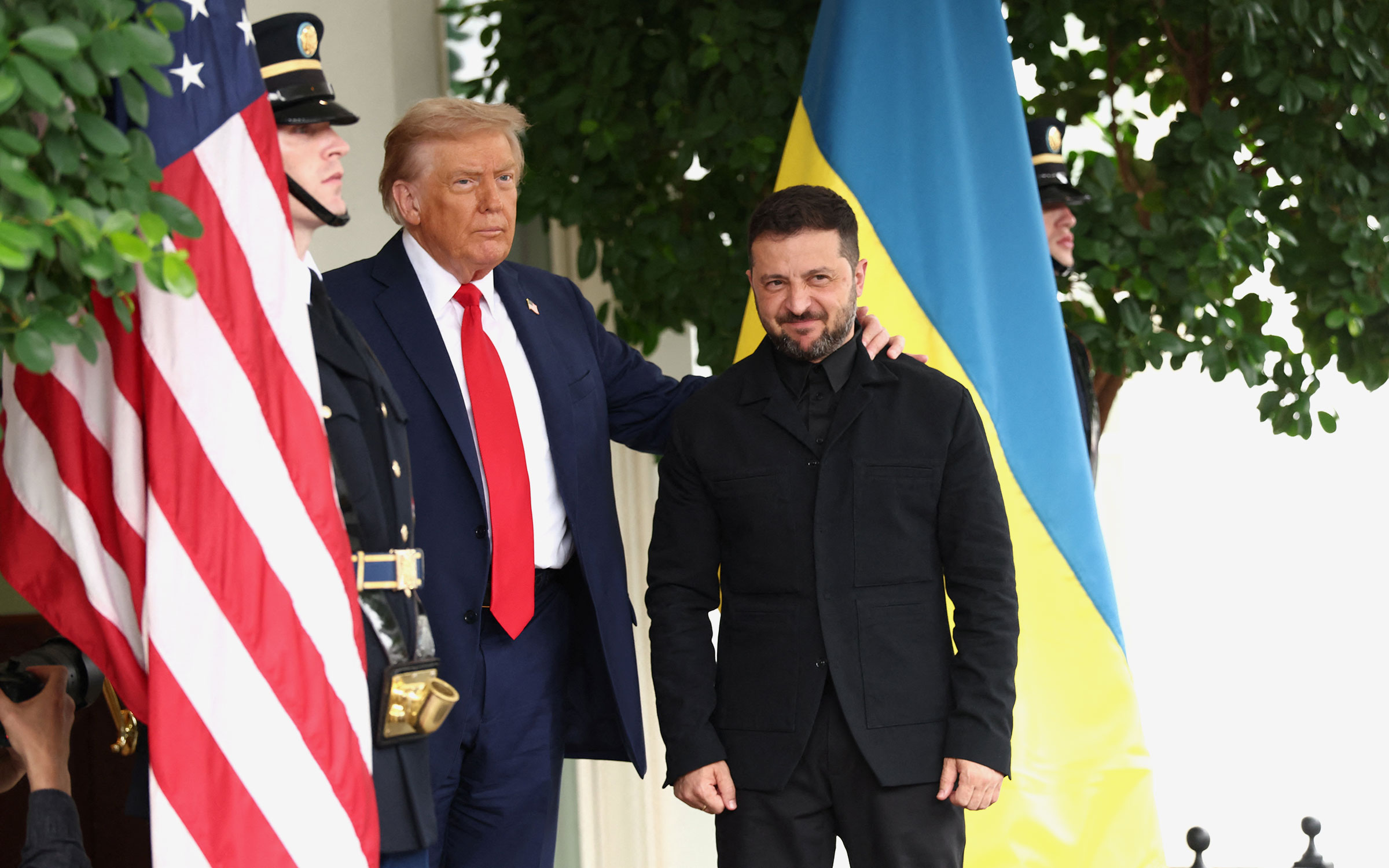 Владимир Зеленский прибыл в Вашингтон 18 августа около 19:00 мск. Перед встречей с Трампом у Зеленского были запланированы беседы с несколькими европейскими лидерами на территории украинского посольства в Вашингтоне