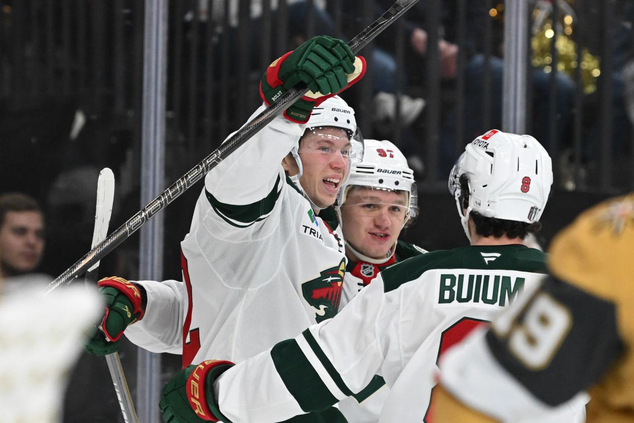 Российский хоккеист Кирилл Капризов (в центре)