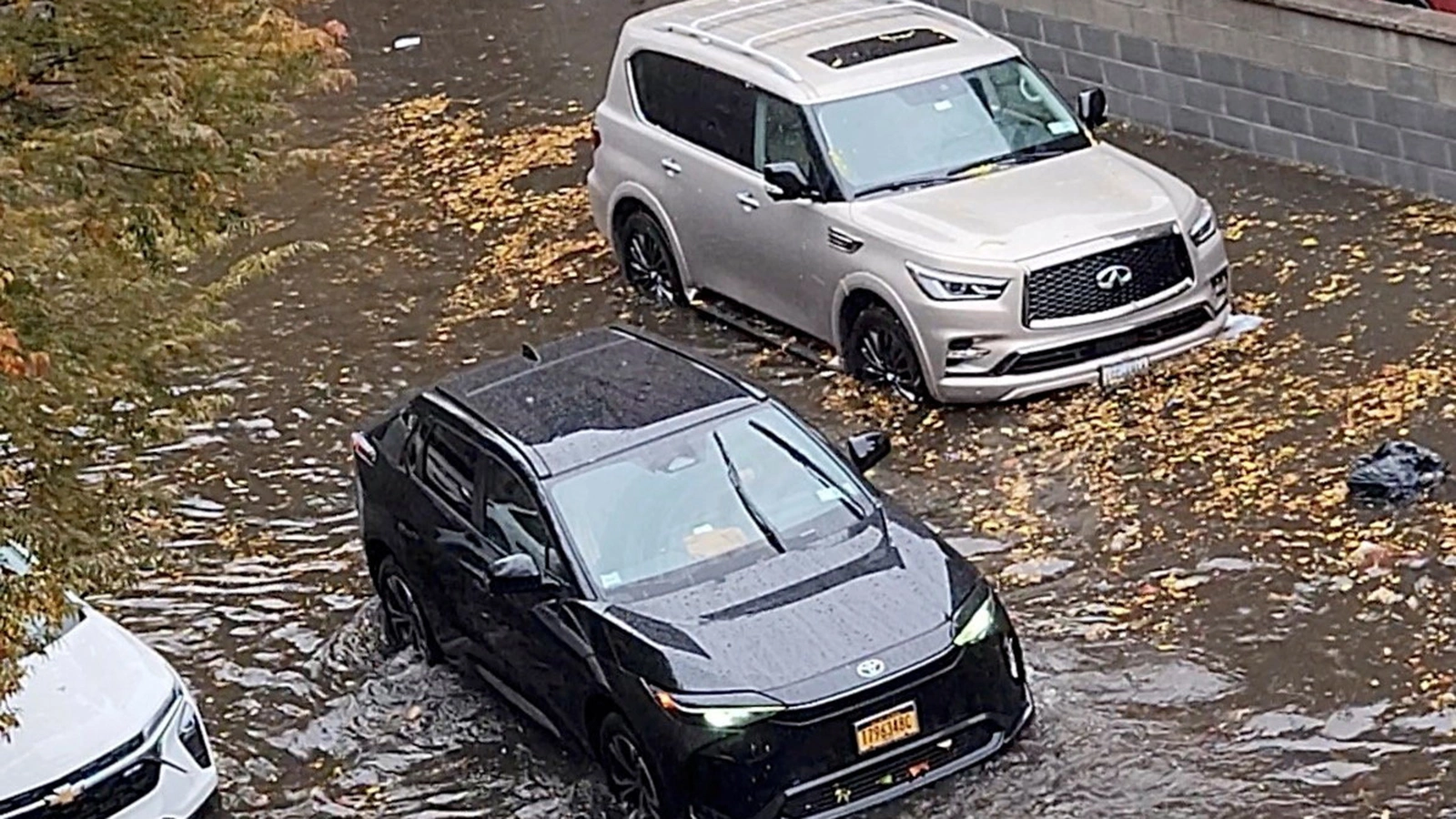 Затопленная улица во время дождя в Нью-Йорке. США, 30 октября 2025 года