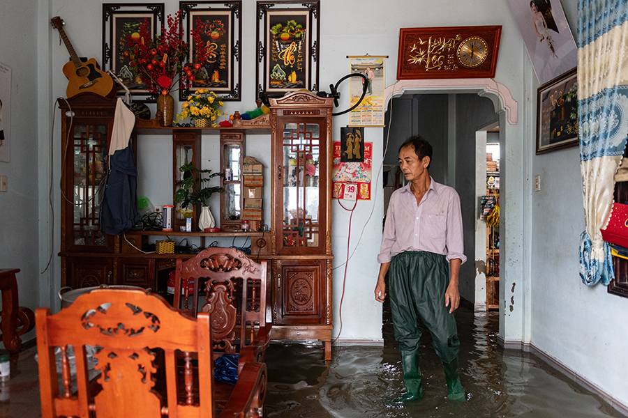 Мужчина осматривает свой дом, пострадавший от наводнения, в деревне&nbsp;Trieu Son Trung в Центральном Вьетнаме&nbsp;
