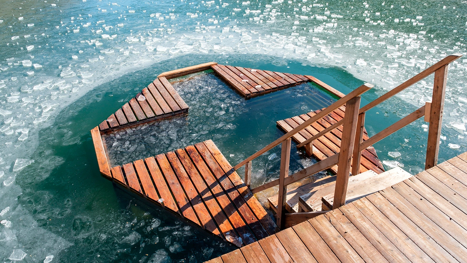 Врач-терапевт объяснил, кому нельзя окунаться в прорубь на Крещение