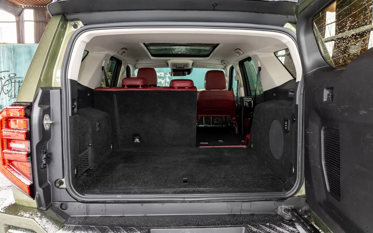 Раздельная трансформация задних спинок в&nbsp;Tank 400 предусмотрена. Минус в том, что для ее осуществления нужно сперва поднять подушку кресла