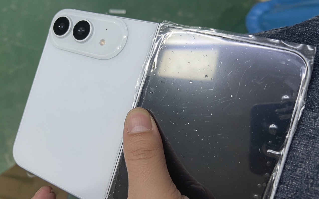 Предполагаемый макет первого раскладного iPhone