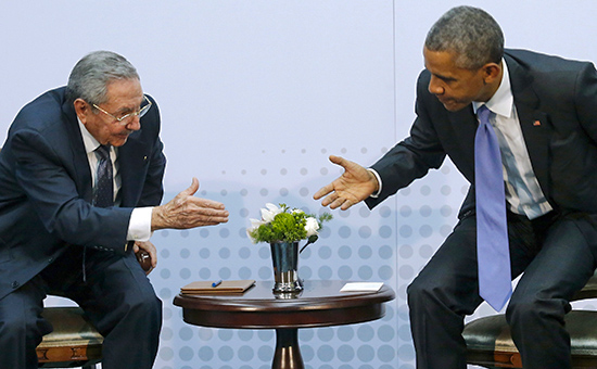 Президент Кубы Рауль Кастро и президент США Барак Обама (слева направо) на саммите в Панаме